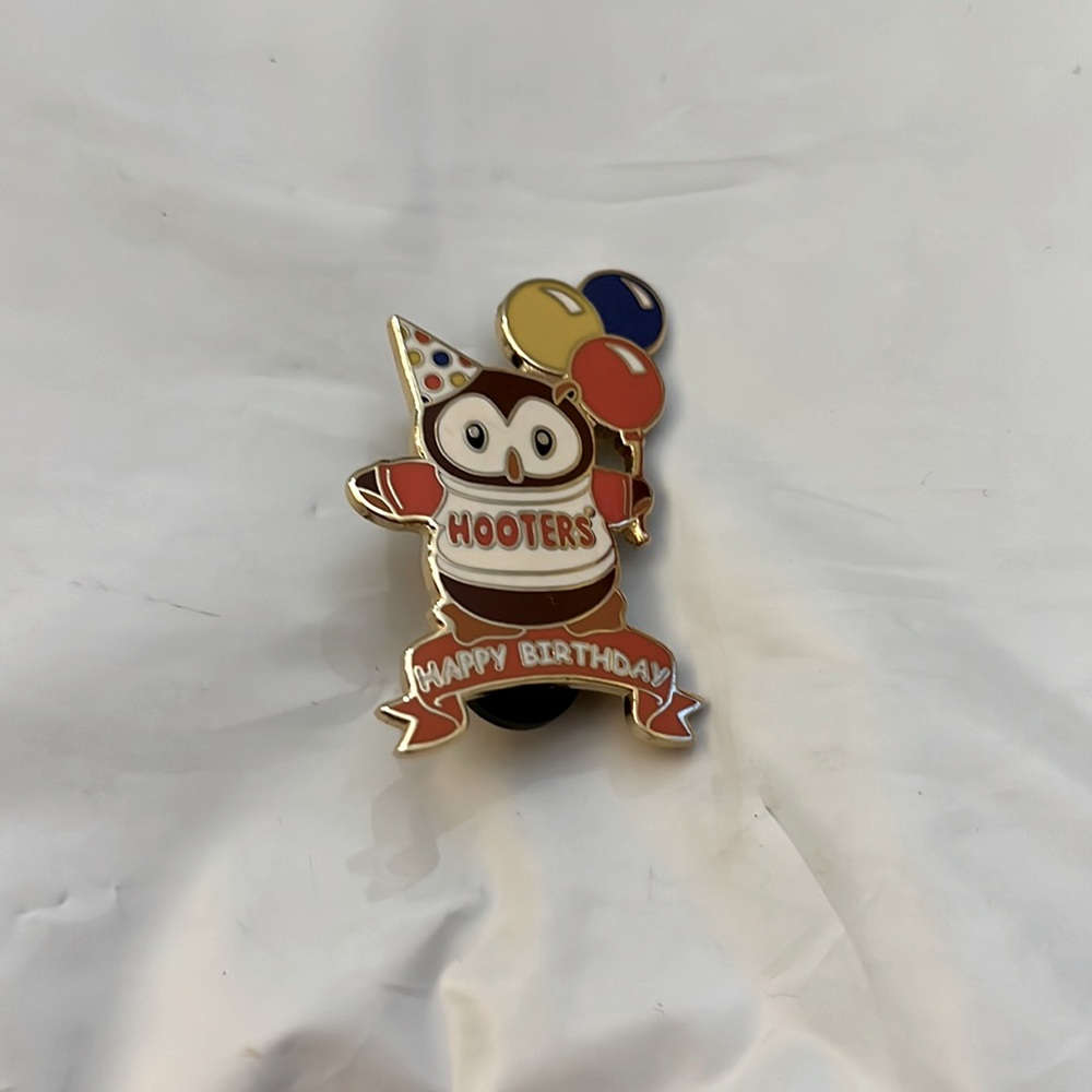 Hooters rare vintage  birthday pin 2001-2009 excellent condition